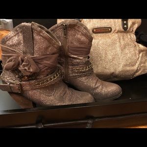Glammed up glitter cow~girl boots~gold~inside zip